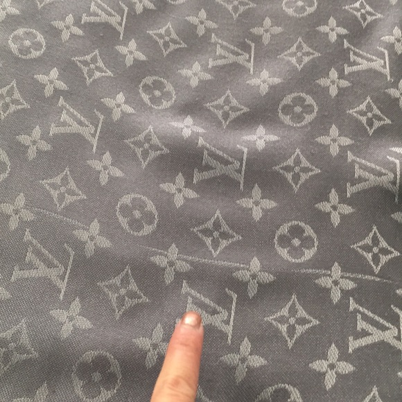 Louis Vuitton Monogram Shine Shawl - Picture 6 of 13